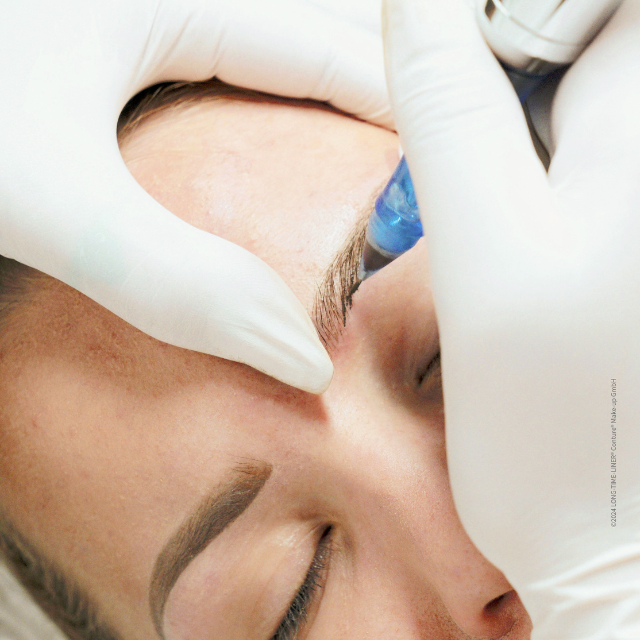 Microblading Behandlung Augenbrauen